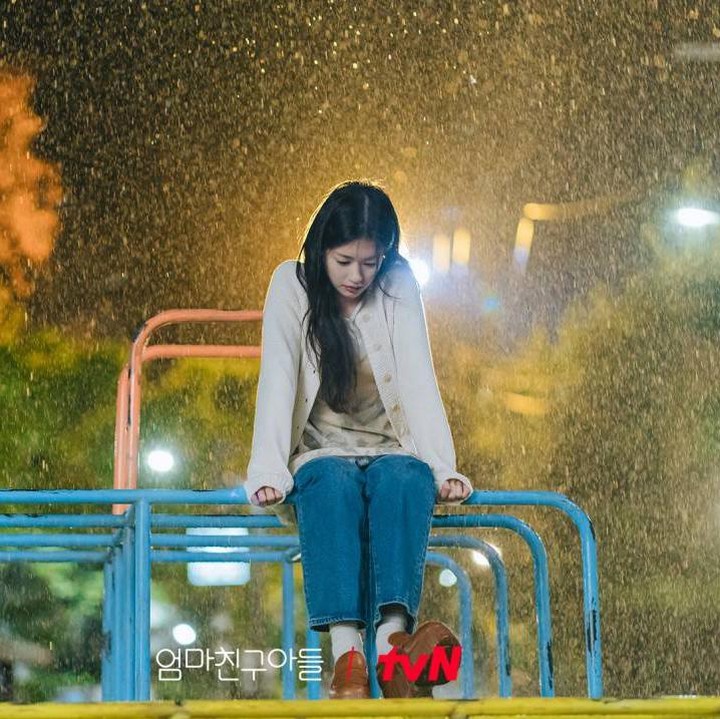 <p>Biasa tmapil profesional dengan busana kantor, Jung So Min juga bisa tampil kasual saat memakai <em>cardigan</em> dan celana jins longgar yang disertai dengan sepatu bernuansa klasik. (Foto: Dok. tvN)</p>