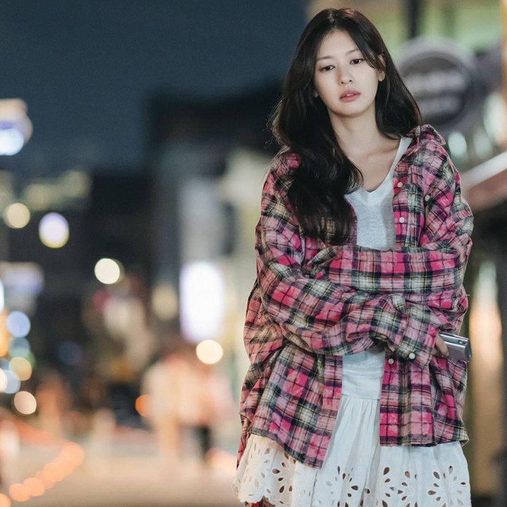 <p>Kali ini, Jung So Min tampil dengan <em>oversized flanel shirt</em> yang dipadu bersama<em> inner v-neck</em> warna putih. Menariknya, ia memberi sentuhan manis dengan rok mini warna putih. (Foto: Dok. tvN)</p>