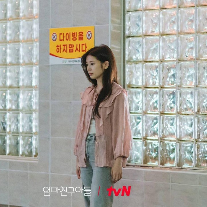 <p>Lawan main Jung Hae In di drakor tersebut juga terlihat manis saat memakai kemeja beraksen <em>ruffle</em> yang dipadukan bersama celana jins berwarna biru muda. (Foto: Dok. tvN)</p>