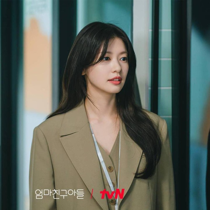 <p>Drama Korea<em> Love Next Door</em> menghadirkan Jung So Min sebagai Baek Seok Ryu, seorang manajer dari perusahaan konglomerasi yang pada akhirnya memutuskan pulang ke kampung halaman untuk mengubah hidupnya. Di serial ini, Jung So Min tampil kece dengan padu padan <em>outfit</em> modis. Salah satunya ketika ia memakai blazer saat bekerja di kantor. (Foto: Dok. tvN)</p>
