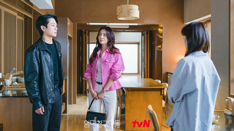 Adegan Seo Ji Hye di episode terbaru Love Next Door.