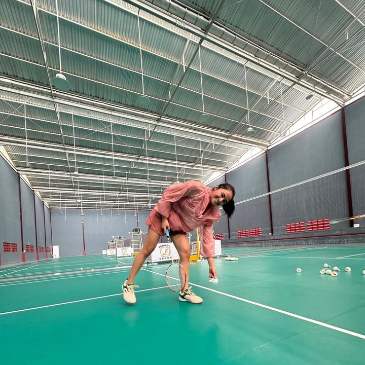 <p>Meski terkesan berat, Marshanda menyebut program dietnya berjalan secara perlahan sambil menyesuaikan diri. Selain diet, ia juga melakukan beberapa jenis olahraga. "Terus aku olahraga badminton, yoga, kardio, yang bakar lemak, keringetan banget. Seminggu lima kali olahraga," ceritanya. (Foto: Instagram @marshanda99)</p>