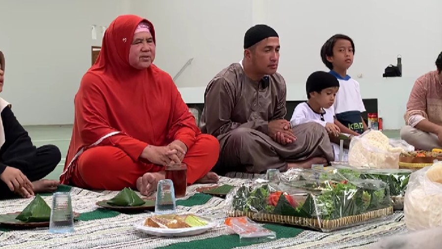 Momen Irfan Hakim Ajak Karyawan ke Rumah Mamah Dedeh, Disuguhi Makanan Ini Momen Irfan Hakim Ajak Karyawan ke Rumah Mamah Dedeh, Disuguhi Makanan Ini