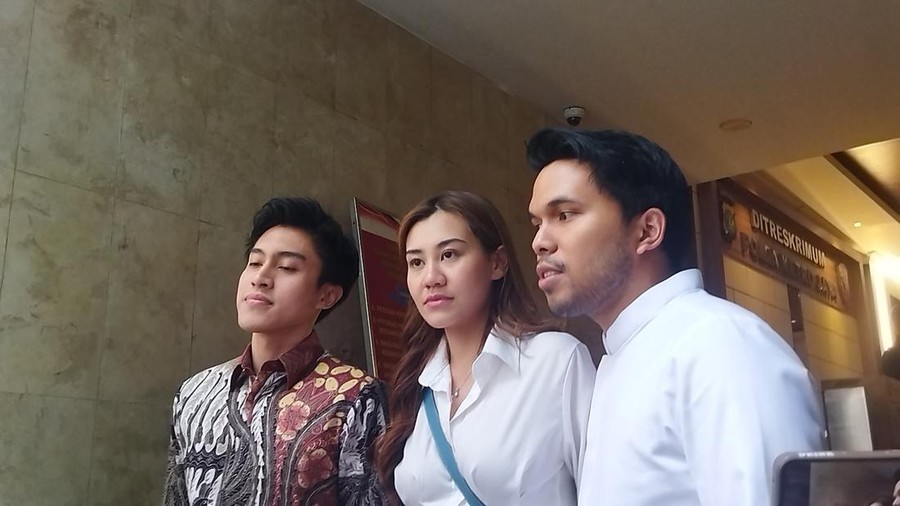 Pasangan artis Thariq Halilintar dan Aaliyah Massaid Pasangan artis Thariq Halilintar dan Aaliyah Massaid