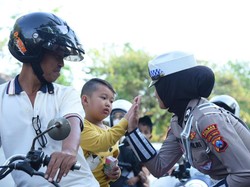 Polwan Lamongan Bagikan Helm dan Mawar ke Pengguna Jalan di HUT ke-76