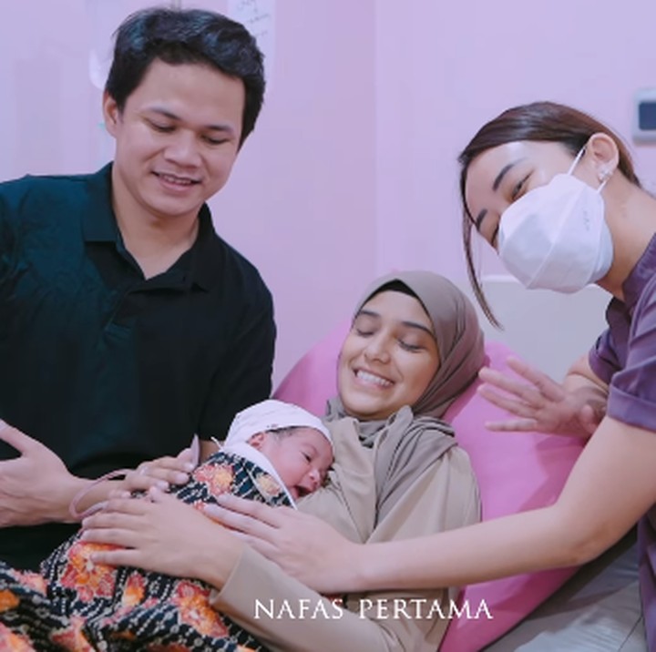 <p>Banyak netizen yang dibuat gemas dengan sosok Shireen nih, Bunda. Tidak sedikit yang mengatakan bahwa Si Kecil memiliki wajah yang sangat cantik. (Foto: Instagram: @nadyamustikarahayu @nafaspertama)</p>