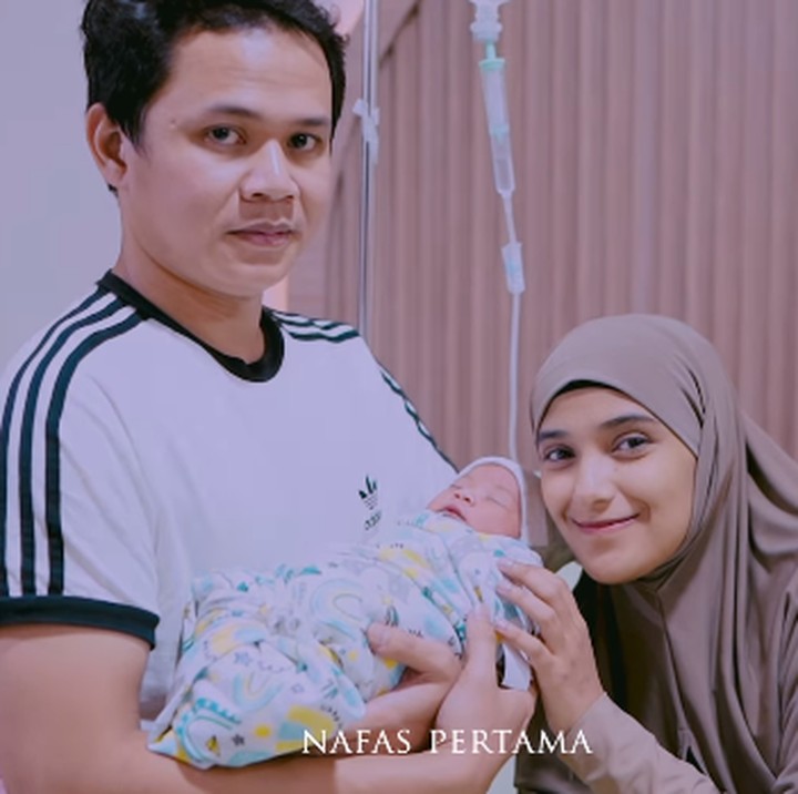 <p>Nadya Mustika baru saja melahirkan anak pertamanya dari pernikahan dengan Iqbal Rosadi pada 20 Agustus 2024. Si Kecil yang berjenis kelamin perempuan ini diberi nama Shireen Davinia Rosadi. (Foto: Instagram: @nadyamustikarahayu @nafaspertama)</p>