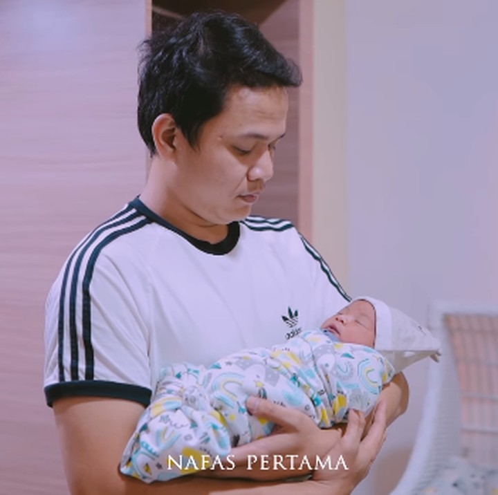 <p>Terlihat Iqbal Rosadi terus menemani sang istri selama proses persalinan. Pada unggahan ini pula, Nadya meminta doa dari netizen dan seluruh masyarakat agar sang putri bisa tumbuh menjadi anak yang salihah. (Foto: Instagram: @nadyamustikarahayu @nafaspertama)</p>