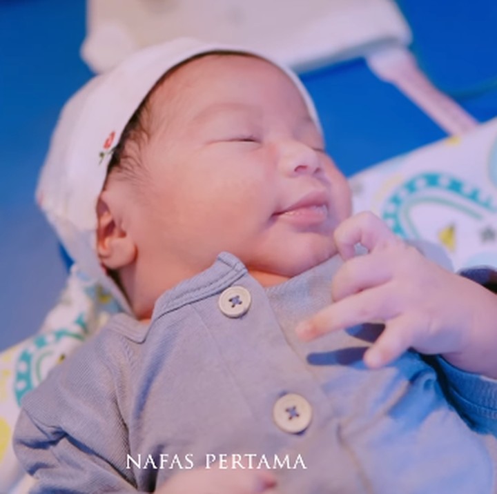 <p>Setelah dilahirkan, Nadya Mustika dan suami turut mengadakan prosesi aqiqah untuk sang putri. Acara ini berlangsung dengan sangat khidmat. (Foto: Instagram: @nadyamustikarahayu @nafaspertama)</p>