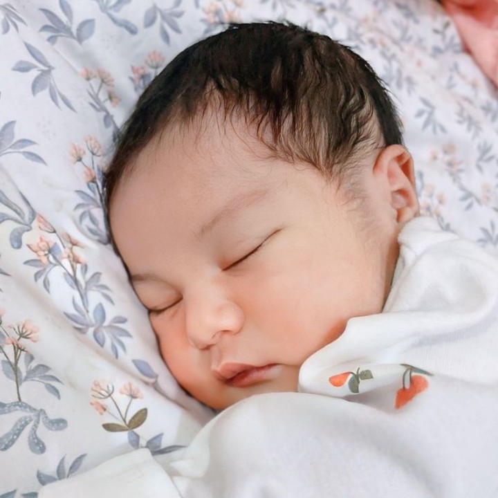 <p>Sejak terlahir, Shireen sudah menarik perhatian netizen. Tidak sedikit yang dibuat gemas dengan wajah cantiknya. (Foto: Instagram: @shireenrosadi)</p>