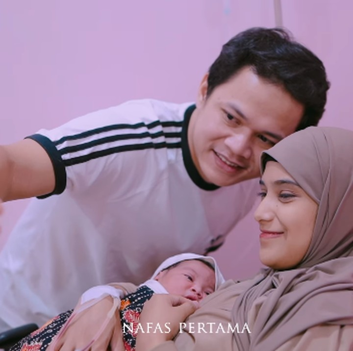 <p>Nadya Mustika Rahayu menikah dengan Iqbal Rosadi pada tahun 2023, Bunda. Kebahagiaan keduanya pun semakin bertambah usai kelahiran sang putri yang cantik. (Foto: Instagram: @nadyamustikarahayu @nafaspertama)</p>