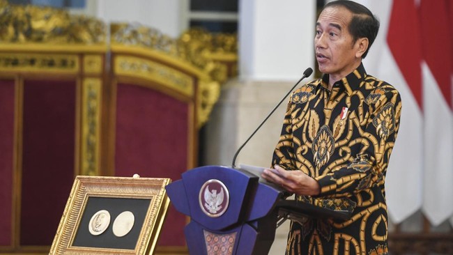 Presiden Jokowi bersiap menyambut kehadiran Pemimpin Gereja Katolik Dunia Paus Fransiskus di Istana Kepresidenan Jakarta.