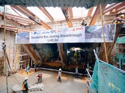 Akses Keluar Masuk Penumpang Stasiun MRT Monas Rampung