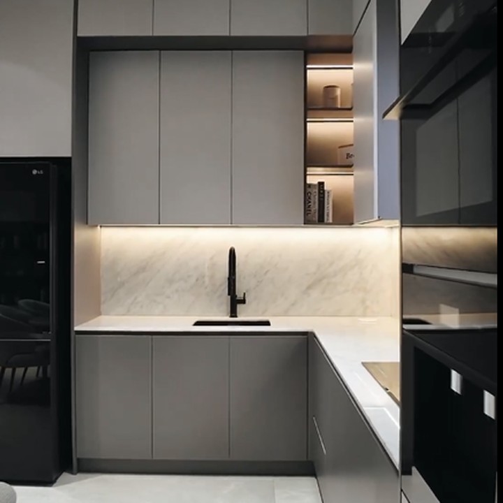 <p>Konsep rumahnya modern minimalis dengan sentuhan monochrome. Berikut ini potret dapurnya yang bersebelahan dengan meja makan. (Foto: Instagram @refalhady)<br /><br /><br /></p>