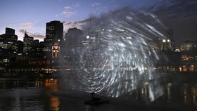 FOTO: Seni Instalasi Cahaya 3 Dimensi Hiasi Sungai Yarra Melbourne