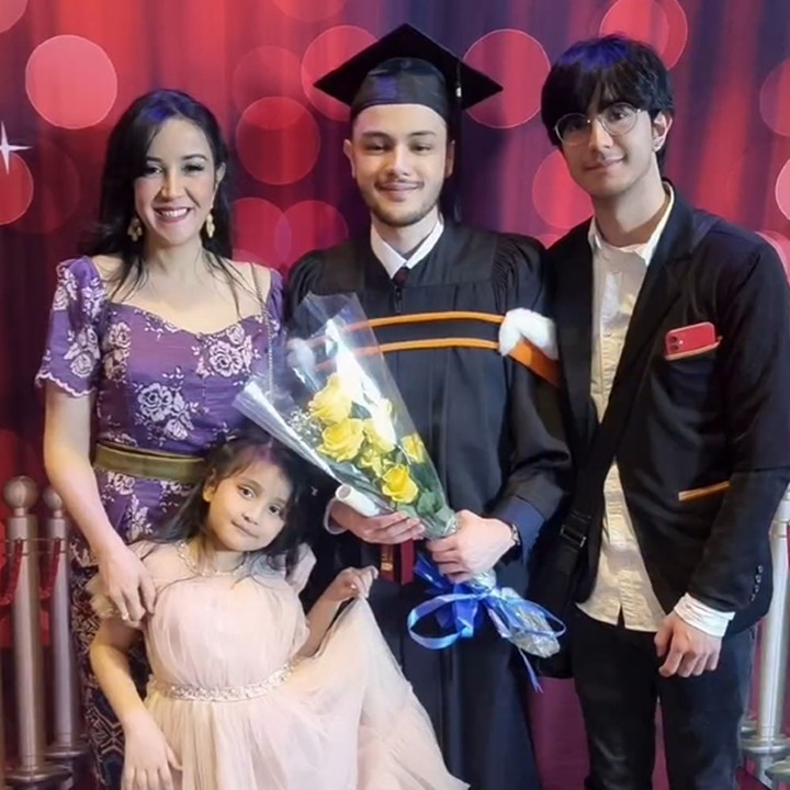 <p>Untuk Bunda ketahui, Shawn Adrian Khulafa adalah anak pertama Andi Soraya dari pernikahannya dengan Ahmad Kurnia Wibawa. Ia lahir pada 22 Oktober 1998 dan telah berusia 25 tahun. Shawn memiliki dua adik sambung yaitu Darren Sterling Emmanuel dan Andi Kylie Zhivanna Ali. (Foto: Instagram @andisorayabeatrix)</p>