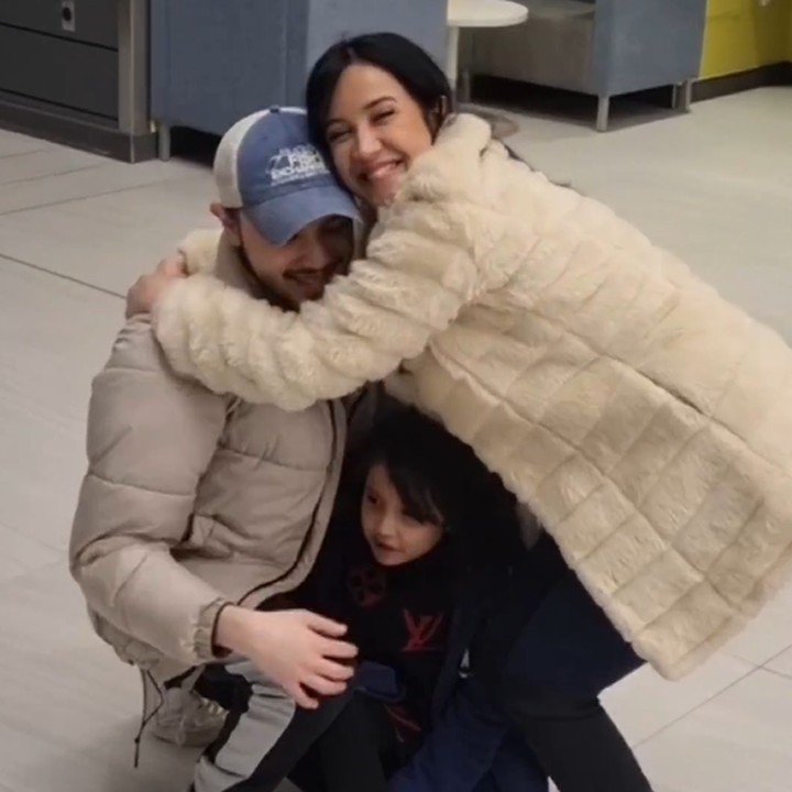 <p>Andi bercerita, ia sempat menetap selama dua bulan di Kanada untuk membujuk Shawn pulang ke Indonesia. "Aku ibunya sudah berusaha bawa anak sulungku pulang. Dua bulan aku di sana untuk rayu dia pulang," tulis Andi dalam unggahannya. Akan tetapi, Shawn bertekad menyelesaikan kuliahnya dan kini sudah bekerja sebagai insinyur di perusahaan alat kesehatan (alkes). "Tapi dia belum bisa pulang dulu sampai PR-nya di sana aman dan pekerjaannya sebagai engineer perusahaan alkes baru saja dimulai," sambungnya. (Foto: Instagram @andisorayabeatrix)</p>