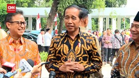 VIDEO: Jokowi Jawab Isu Masuk Golkar: Lah Katanya Jadi Ketua