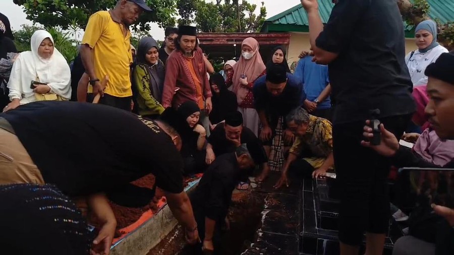 ayu ting ting Keponakan Ayu Ting Ting meninggal dunia.