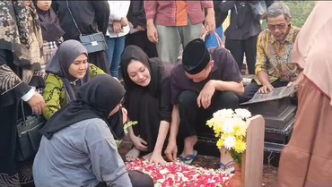 img-title Kondisi Ayah Rojak Usai Cucu Meninggal Dunia, Ayu Ting Ting: Nangis Nggak Berhenti-henti