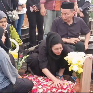 Ayu Ting Ting Ungkap Keponakan Muntah-muntah dan Buang Air sebelum Meninggal