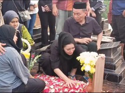Tangis Ayu Ting Ting di Pemakaman Keponakannya
