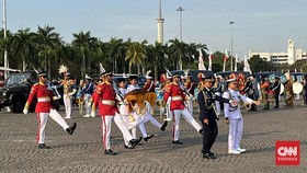Momen Kembalinya Bendera Pusaka ke Monas Usai Dikibarkan di IKN