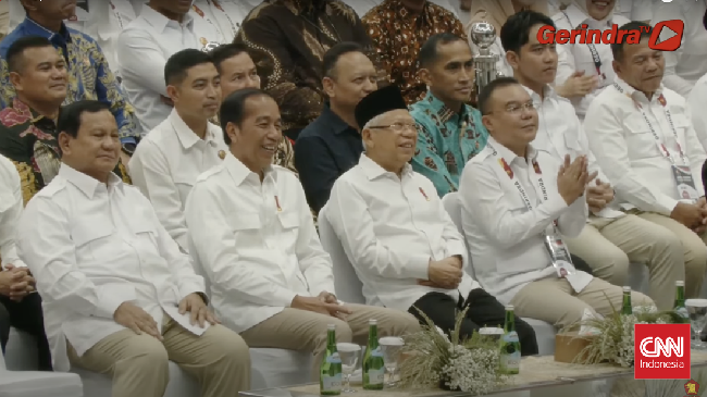 Jokowi dan Gibran mengenakan kemeja putih dan celana warna coklat muda saat menghadiri Rapimnas Gerindra di Jakarta, Sabtu (31/8).