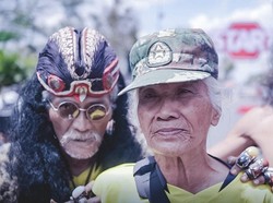 Kakek Asal Belanda Ikut Gerak Jalan Tanggul Jember Tradisional Sejauh 31 Km