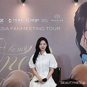 Tampil Anggun dengan Gaun Putih, Aktris Korea Kim Ji Won Siap Sapa Penggemar di Indonesia