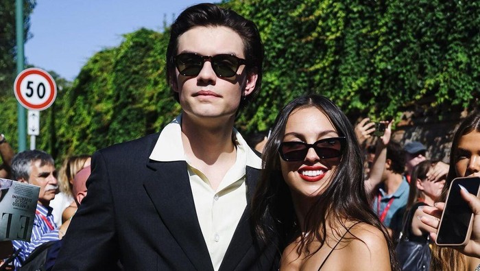 Louis Partridge dan Olivia Rodrigo dikabarkan putus. Mereka menjalin asmara sejak 2023 setelah diperkenalkan oleh temannya./Foto: Instagram.com/rodarte
