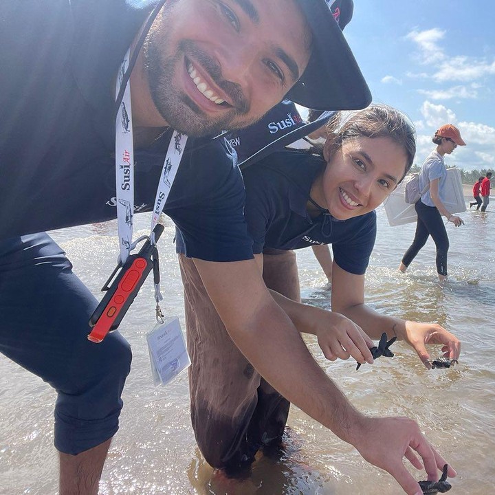 <p>Lalu ada pula potret saat keduanya mengikuti prosesi pelepasan tukik dan dilanjutkan membersihkan pantai. Kegiatan positif yang patut ditiru nih, Bunda. "Pelepasan tukik atau <em>baby turtles</em> di pagi hari dan lanjut <em>beach clean up</em>," tulisnya. (Foto: Instagram @nadiepascale).<br /><br /><br /></p>