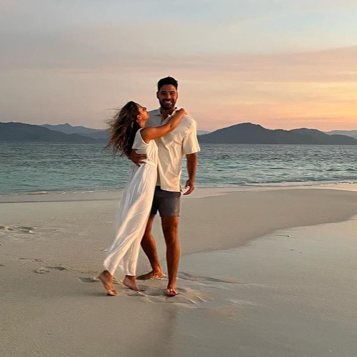 <p>Selain potret keseruan, Nadine tak segan memamerkan momen romantisnya dengan sang suami. Salah satunya potret berikut, Bunda. "<em>This feeling</em>," tulisnya dengan emotikon hati di kolom caption. (Foto: Instagram @nadiepascale).<br /><br /><br /></p>