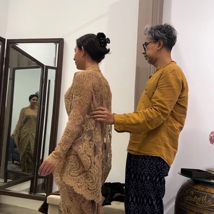 <p>Nadine Kaiser baru melepas masa lajangnya dengan seorang bule bernama Geoffrey Alain Gerald, Bunda. Pasangan ini menikah pada Minggu, 25 Agustus lalu dengan mengusung adat Jawa.(Foto: Instagram @nadiepascale).<br /><br /><br /></p>