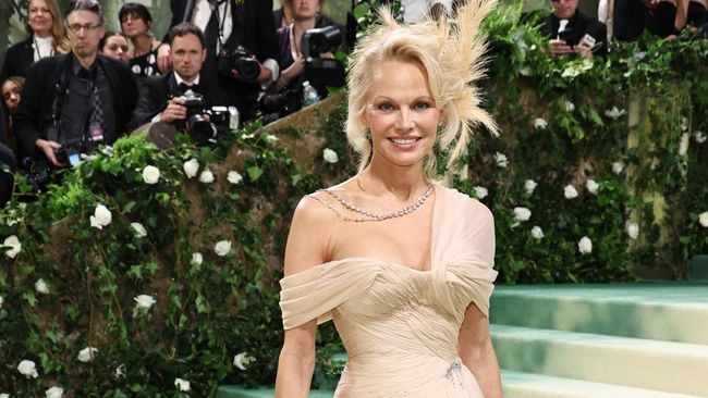 Pamela Anderson mengaku dirinya "hampir terbunuh" gara-gara ada orang salah mengira dirinya sebagai anggota band The Chicks.