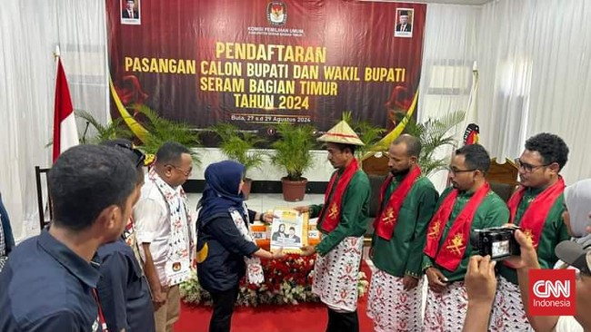 Sekelompok massa yang menolak hasil pilkada melakukan perusakan terhadap Kantor KPU Kabupaten Seram Bagian Timur (SBT).