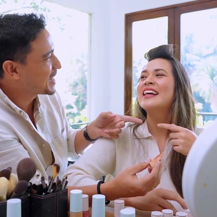 <p>Tak hanya itu, ada juga yang menilai pasangan ini terlihat seperti pengantin baru yang masih malu-malu. "Uda <em>married</em> tapi kayak masi malu2... Lucuuu," kata @memey****. Bunda ikutan salting melihat kemesraan keduanya? (Foto: Instagram @hamishdw dan @raisa6690)</p>