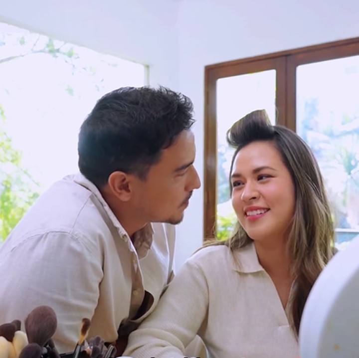 <p>Momen kebersamaan itu terlihat sangat manis, Bunda. Keduanya tampak <em>happy</em> tertawa bersama dan terlihat saling menatap mata beberapa kali. (Foto: Instagram @hamishdw dan @raisa6690)<br /><br /><br /></p>