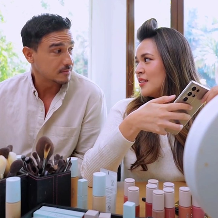 <p>Hamish Daud dan Raisa membagikan momen bersama di Instagram nih, Bunda. Dalam unggahan video singkat tersebut, Hamish terlihat menemani Raisa membuat konten '<em>Get Ready with Me'</em>. (Foto: Instagram @hamishdw dan @raisa6690)<br /><br /><br /></p>