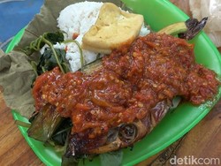 Sedep Poll! Sego Sambel Ikan Asap Racikan Mbak Dias di Lamongan