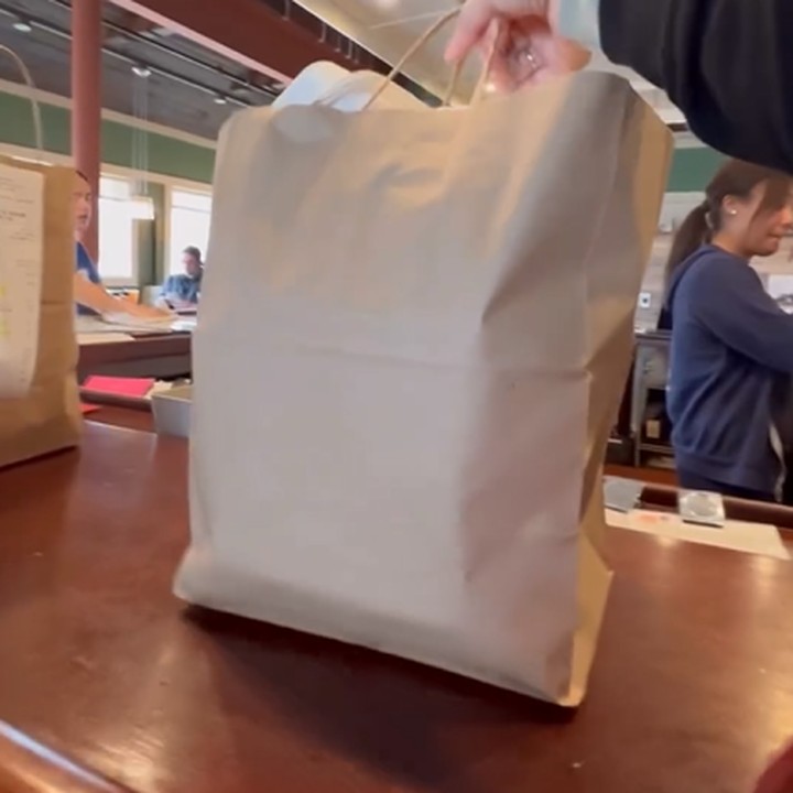 <p>Terry menyebut pekerjaan ini harus ia lakukan demi melanjutkan kehidupan."Ikhtiar mencari sesuap nasi. Melanjutkan kehidupan saya dengan mengerjakan apa yang bisa dikerjakan. Yang aku kerjakan <em>delivering food</em>," tutur perempuan 44 tahun tersebut. (Foto: Instagram @terryputri)<br /><br /><br /></p>