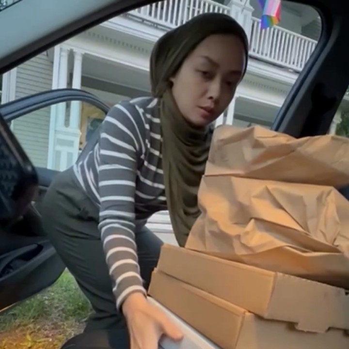 <p>Dari konten video singkat tersebut, Terry tampak <em>passionate</em> dengan pekerjaan tersebut, Bunda. Masuk satu toko ke toko lain, ia membawa makanan pesanan <em>client, </em>mengantarkannya satu-satu ke rumah mereka, dan menyapa dengan sangat ramah (Foto: Instagram @terryputri)<br /><br /><br /></p>