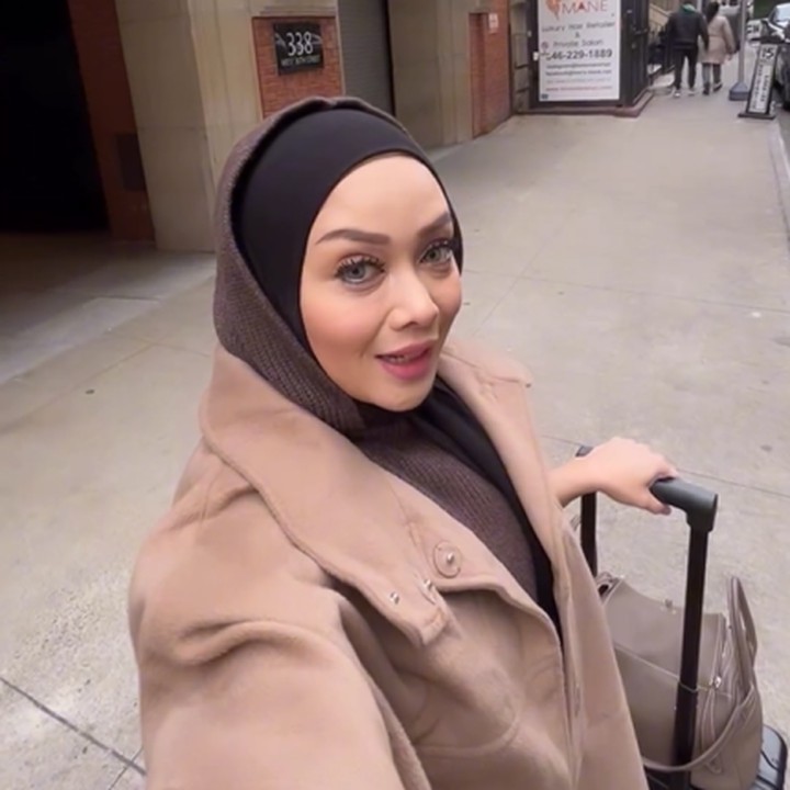 <p>Bunda tentu tak asing dengan pemeran sekaligus presenter Terry Putri, bukan? Saat ini, ia sudah pindah dan menetap di Amerika Serikat (AS) sejak 2022 bersama sang suami, Derly Darmawan.(Foto: Instagram @terryputri)<br /><br /><br /></p>