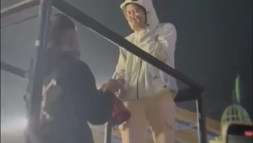 img-title Viral Bobotoh Lamar Pacar di Stadion, Ternyata si Wanita Punya Suami & Anak