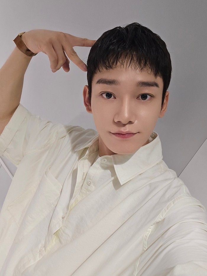 Artis Korea terakhir yang masuk dalam daftar ialah Chen EXO. Satu dari tiga vokalis utama dalam grupnya yang selalu berhasil menyentuh hati dengan suara merdunya tersebut lahir di Daejeon, Korea Selatan pada 21 September 1992. / Foto: x.com/CHEN_INB100