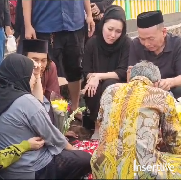 Ayu Ting Ting Menangis di Pemakaman, Syifa: Adik Kok Ninggalin Mama