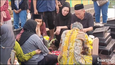 Ayu Ting Ting Menangis di Pemakaman, Syifa: Adik Kok Ninggalin Mama