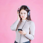 Ketahui 8 Bahaya Memakai Headset Berjam-jam, serta Aturan Tepatnya!