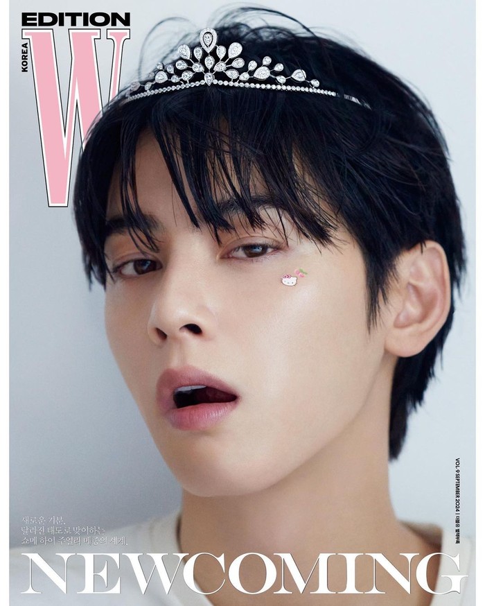 Cha Eunwoo ASTRO menunjukkan sisi berbeda dirinya di pictorial majalah W Korea Vol.9 Edition Book untuk Chaumet. Idol K-Pop yang juga aktor berbakat ini sukses memikat hati fans dengan penampilannya yang terlihat lebih lembut. / Foto: instagram.com/wkorea