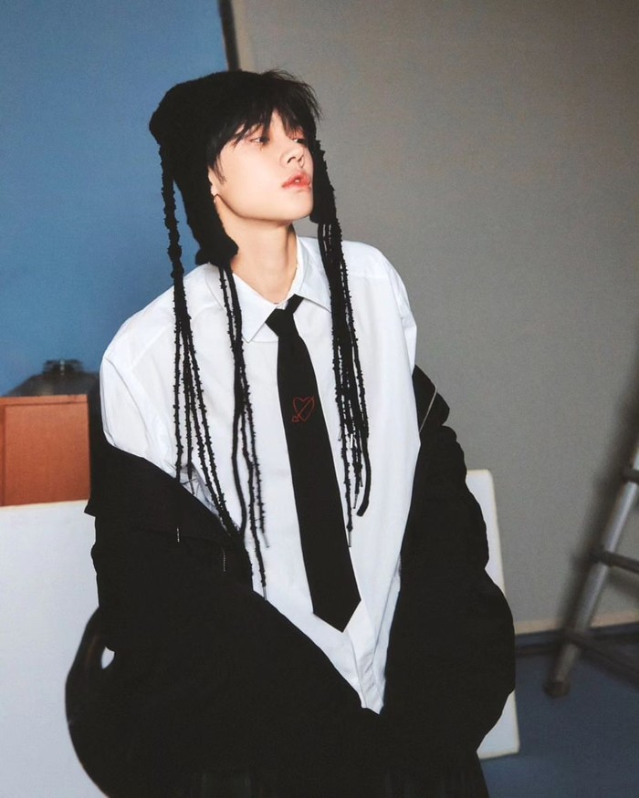 Di antara anggota TXT, Yeonjun merupakan satu-satunya orang yang lahir tahun 90an, tepatnya pada 13 September 1999, menjadikannya sebagai personel tertua boy group yang debut di bawah naungan BIGHIT MUSIC tersebut. / Foto: instagram.com/yawnzzn